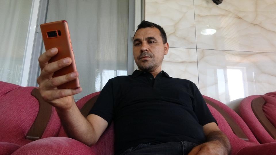ÖLMEDEN ÖLÜM İLANI VERİLDİ, DUYUNCA ŞOK OLDU MERSİN ERDEMLİ'DE 2 ÇOCUK BABASI, KENDİ ADINA AÇILAN SAHTE HESAP ÜZERİNDEN ÖLÜM İLANI VERİLİNCE ŞOK YAŞADI OLAYIN MAĞDURU MUSTAFA KURŞUN: "ŞAŞTIM NASIL CENAZE İLANIM VERİLİR, ARKADAŞLARIM ARADI, TELEFONUM HİÇ SUSMADI" "HERHANGİ BİR RAHATSIZLIK GEÇİRMESİNLER DİYE ANNEMİ, BABAMI ARADIM" "BİZ ÖLMEDİK ŞÜKÜRLER OLSUN AYAKTAYIZ"