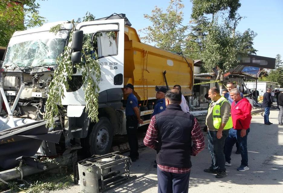 Kontrolden çıkan hafriyat kamyonu iş yerlerine daldı