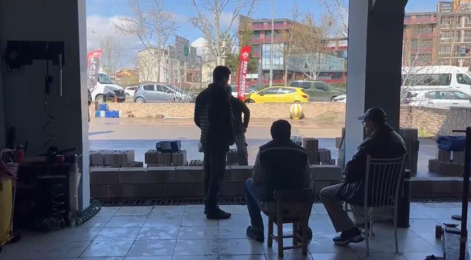 DÜKKANIN ÖNÜNE DUVAR ÖRDÜ, KİRACISI İSYAN ETTİ: "BİZİ AÇIK CEZAEVİNE ÇEVİRDİ" 3 ORTAKTAN BİRİ OLAN YER SAHİBİ, İDDİAYA GÖRE KİRACIYI ÇIKARMAK İÇİN OTO LASTİKÇİ DÜKKANININ ÖNÜNE DUVAR ÖRDÜRDÜ