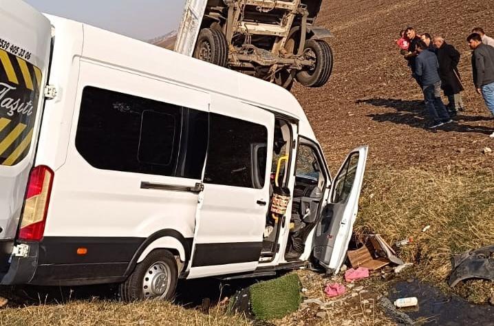 DİYARBAKIR'DA 3 ARACIN KARIŞTIĞI KAZADA 12'Sİ ÖĞRETMEN 14 YARALI