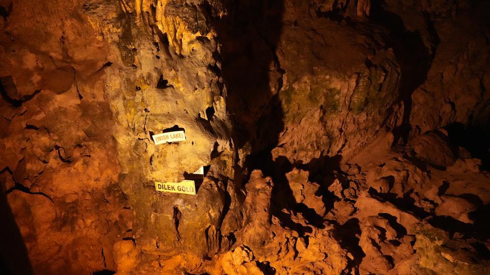 TÜRKİYE'NİN İLK TURİSTİK MAĞARASI İNSUYU, KURUYAN SULARIYLA FOSİL HALİNE GELDİ "İNSAN KAYNAKLI AŞIRI SU KULLANIMI NEDENİYLE SULARINI KAYBEDEREK "FOSİL MAĞARA" STATÜSÜNE DÜŞTÜ MAKÜ FEN EDEBİYAT FAKÜLTESİ FİZİKİ COĞRAFYA ANABİLİM DALI ÖĞRETİM ÜYESİ DOÇ. DR. KADİR TUNCER: "İNSUYU MAĞARASI SON 20 YILDA FOSİL MAĞARA HALİNE GELDİ. BU DA BÖLGEDEKİ SUYUN HIZLI ÇEKİLDİĞİNİ GÖSTERİYOR" "SANİYEDE 50 LİTRE SU AKIYORDU, ŞİMDİ KURUDU"