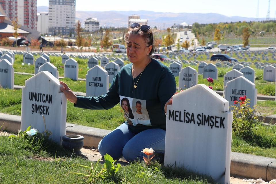 İki çocuğu boğazları kesilerek öldürüldü