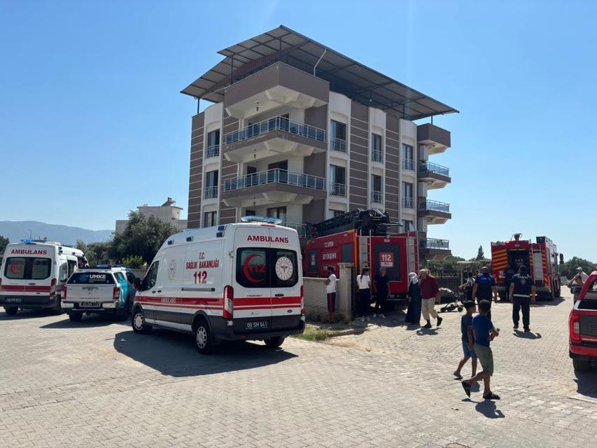 Aydın'da çatıdaki kartonlar alev aldı, 4 kişi dumandan etkilendi