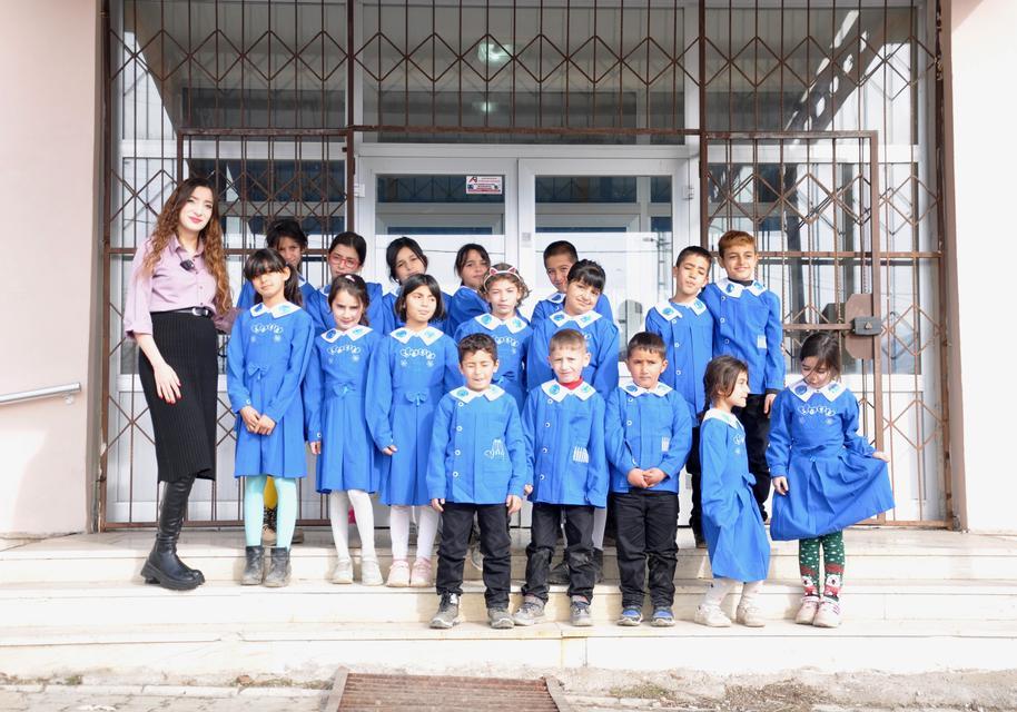 KAHRAMANMARAŞ'TA BİR OKUL MAVİ ÖNLÜĞE GERİ DÖNDÜ KAHRAMANMARAŞ'IN AFŞİN İLÇESİNDE EŞE VE YUSUF GÜLKAYNAK İLKÖĞRETİM OKULU MAVİ ÖNLÜK UYGULAMASINA GERİ DÖNDÜ