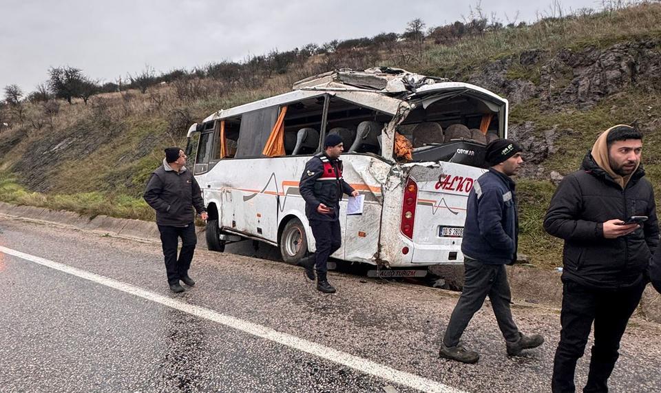 BALIKESİR'DE İŞÇİ SERVİSİ DEVRİLDİ: 4'Ü AĞIR 26 YARALI