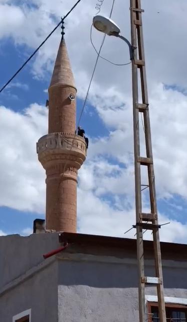 Minareye çıkarak ölmek istedi