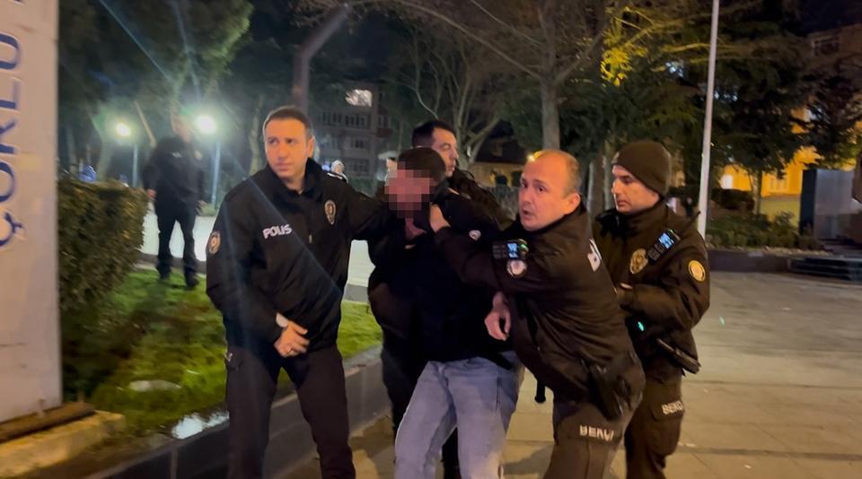 Tartıştığı gencin başında içki şişesini kırdı