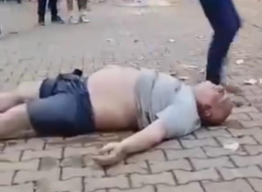 Boğaya para atarken boynuz darbesiyle yaralandı