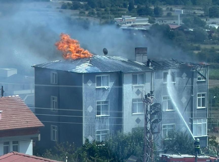 Çatı yangını korkuttu