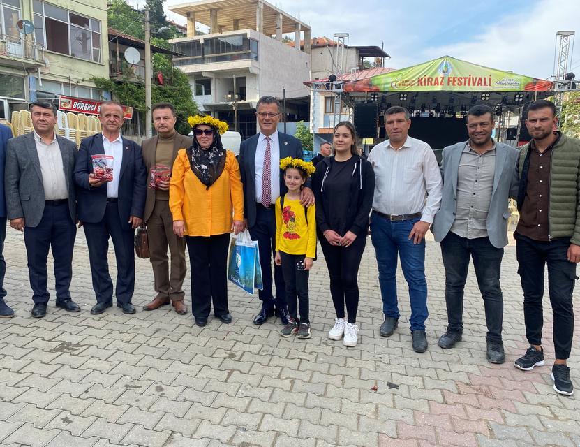 10 DAKİKADA 2 BUÇUK KİLO KİRAZ YEDİ, ALTINI KAZANDI ALAŞEHİR'DE KİRAZ YEME YARIŞMASI RENKLİ GÖRÜNTÜLERE SAHNE OLDU