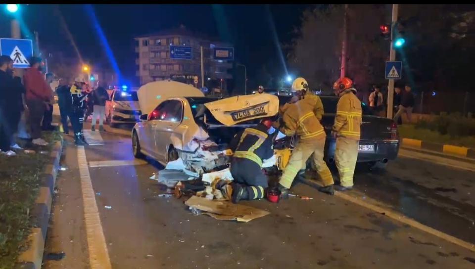 Kırmızı ışıkta bekleyen araca çarptı, otomobilinden inerek koşarak kaçtı