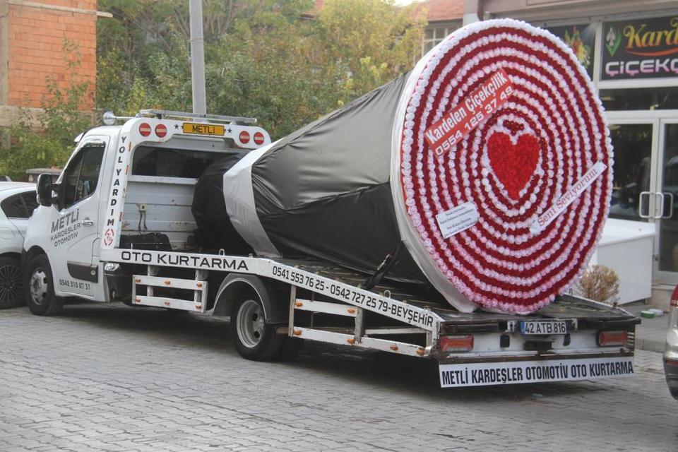 Çekici üzerinde dev yapay çiçek sergilendi