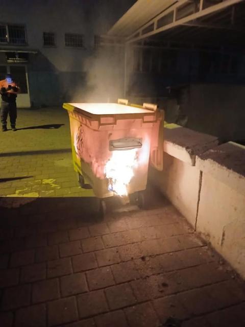 Germencik'te, duyarsız vatandaşlar çöp konteynerini ateşe verdi