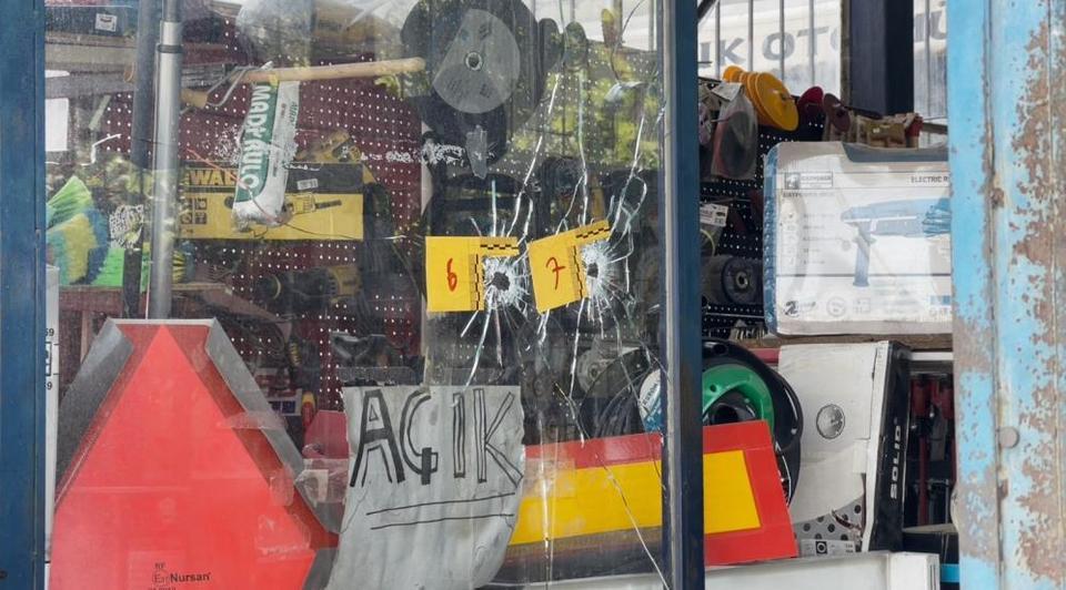 Hırdavatçı dükkanı kurşunlandı