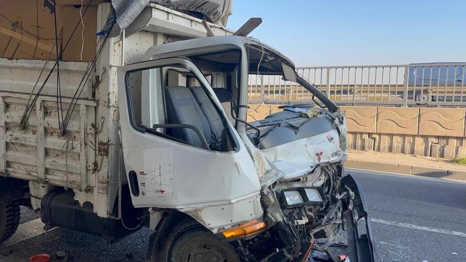 Karton yüklü kamyonetin 70 yaşındaki sürücü yaralandı