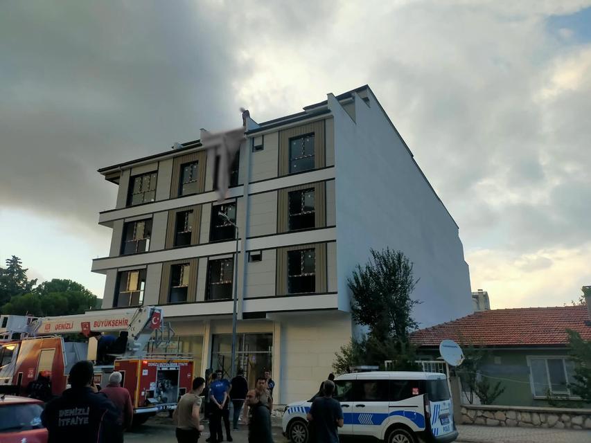 EŞİYLE TARTIŞIP ÇATIYA ÇIKAN GENCİ BAŞKAN SON ANDA ÇEKİP ALDI