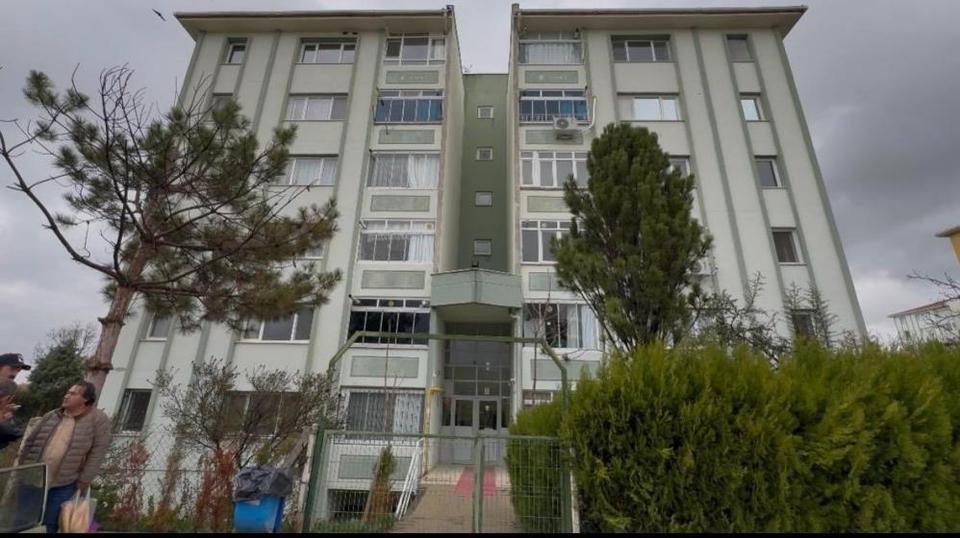 Emekli uzman çavuşun öldürdüğü 16 yaşındaki kızı ve eşi toprağa verildi