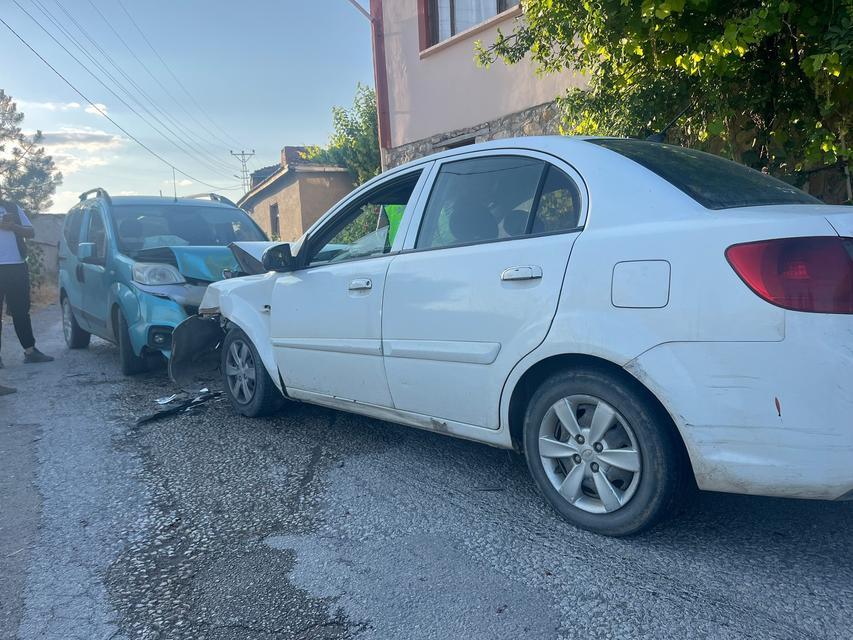 İki araç kafa kafaya çarpıştı: 4 yaralı