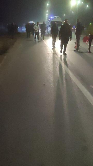 Otomobil ile motosiklet çarpıştı: 1’i ağır 2 yaralı