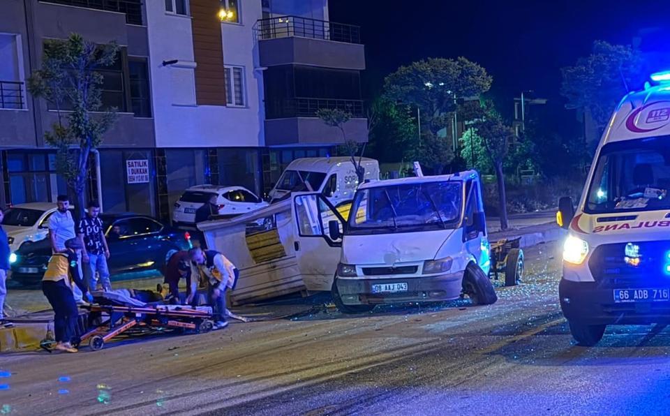 Minibüs ve otomobil çarpıştı: 2 kişi yaralandı