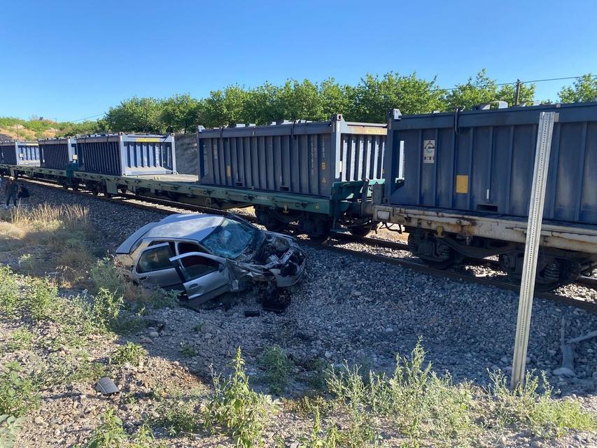 Yük treni hemzemin geçitte otomobile çarptı: 5 yaralı