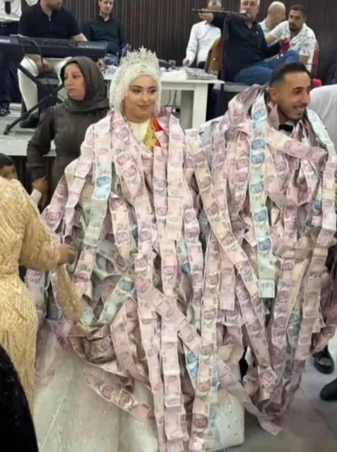Damada 200 liralık banknotlardan oluşan yelek giydirildi