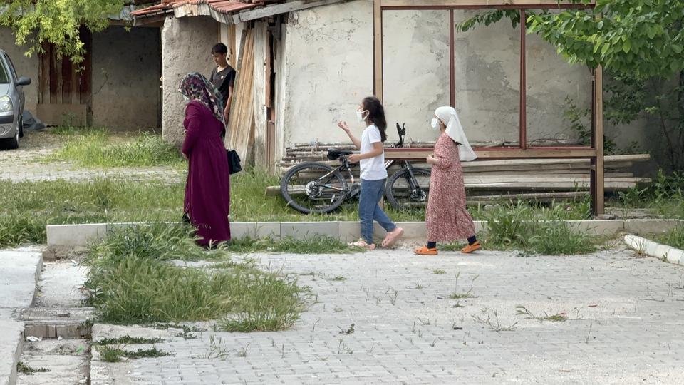 TOKAT'TA İKİ KADININ "FARE KOVMA" YÖNTEMİ APARTMAN SAKİNLERİNİ HASTANELİK ETTİ
