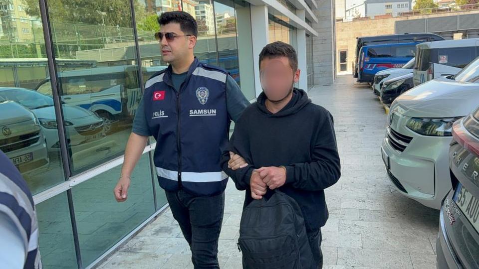 Araca zarar verip babasını darp etti