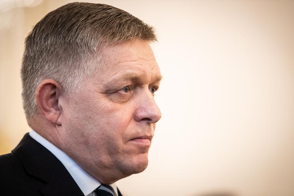 Suikast girişiminde bulunulan Slovakya Başbakanı Robert Fico’nun birden fazla kez vurulduğu ve hayati tehlikesinin bulunduğu açıklandı.
Silahlı saldırıya uğrayan Slovakya Başbakanı Robert Fico’nun sağlık durumu hakkında resmi sosyal medya hesabı üzerinden açıklama yapıldı. Açıklamada, Fico’nun birden fazla kez vurulduğu ve hayati tehlikesinin bulunduğu belirtildi. Fico’nun prosedür gereği başkent Bratislava'ya ulaşması çok uzun süreceği için helikopterle Banska Bystrica'ya nakledildiği ifade edilen açıklamada, önümüzdeki birkaç saatin çok önemli olduğu vurgulandı.
Fico, başkent Bratislava'nın yaklaşık 180 kilometre kuzeydoğusundaki Handlova kasabasında hükümet toplantısının yapıldığı bir kültür merkezinin önünde silahlı saldırıya uğramış, saldırgan olay yerinde polis tarafından yakalanmıştı. Göreve geldikten sonra Ukrayna'ya askeri yardımı askıya alan ve Rusya ile iletişimi tekrar tesis eden Fico, "Rusya yanlısı bir siyaset izlemekle" eleştiriliyordu.