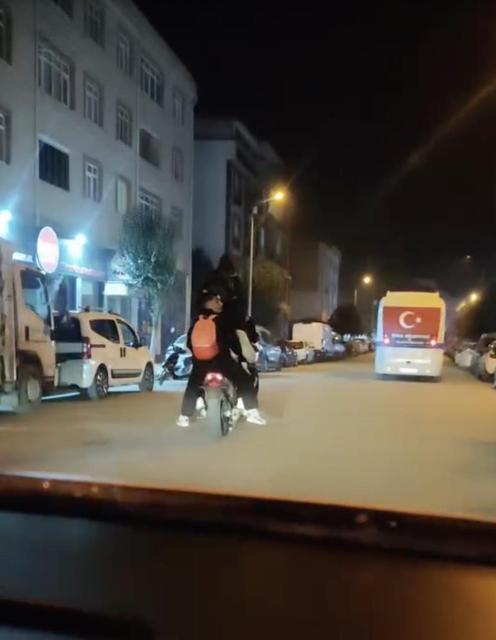 Motosiklete binen 5 genç adeta ölümle dans etti