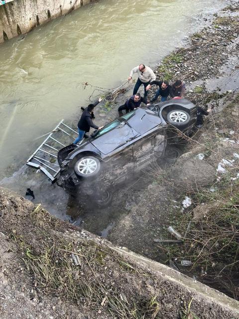 Kontrolden çıkan otomobil 20 metreden dereye uçtu