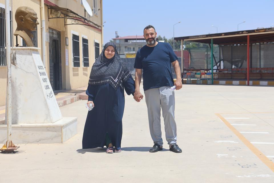 KARI, KOCA ÇİFT EL ELE GİRDİKLERİ SINAV MERKEZİNDE YAN YANA SINIFLARDA ÜNİVERSİTE HAYALİ İÇİN TER DÖKTÜLER