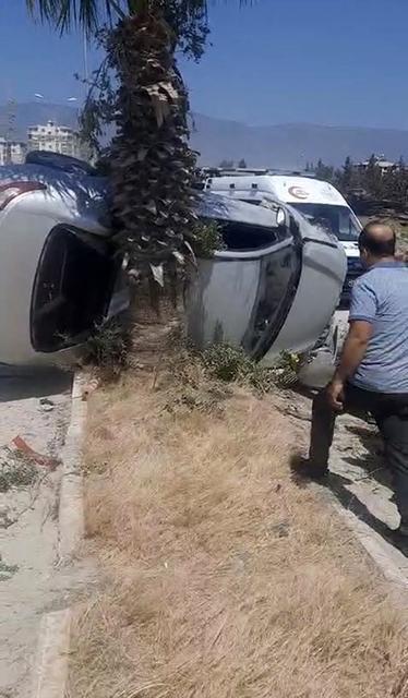 Takla atan otomobil ağaca çarparak durabildi