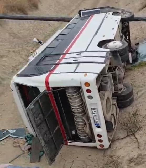 Midibüs ile traktör çarpıştı: 7 tarım işçisi yaralandı