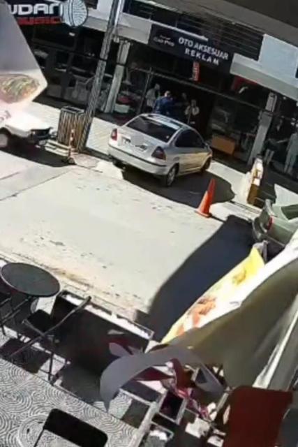 Dükkan sahibine makaslı saldırı