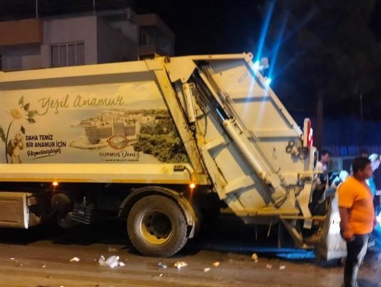 MERSİN'DE ALKOLLÜ SÜRÜCÜNÜN ÇÖP ARACINA ÇARPTIĞI KAZADA 1 TEMİZLİK PERSONELİ ÖLDÜ 4'Ü YARALANDI MERSİN'İN ANAMUR İLÇESİNDE MEYDANA GELEN FECİ KAZA SANİYE SANİYE GÜVENLİK KAMERASINA YANSIDI