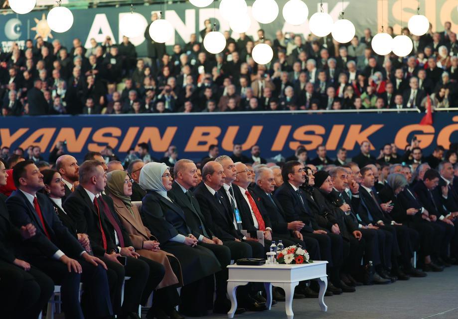 CUMHURBAŞKANI ERDOĞAN, AK PARTİ 8'İNCİ OLAĞAN BÜYÜK KONGRESİ'NDE KONUŞTU CUMHURBAŞKANI ERDOĞAN: "İMTİYAZLARINI KAYBETMEK İSTEMEYENLER ESKİ VESAYETÇİ SÖYLEMLERLE SİYASETE VE HÜKÜMETE AYAR VERMEYE ÇALIŞIYOR" CUMHURBAŞKANI RECEP TAYYİP ERDOĞAN: "ESKİ KÖTÜ ALIŞKANLIKLARINIZDA ISRAR EDERSENİZ, BİZ DE SİZE BUNA GÖRE MUAMELE EDERİZ" "MİLLETİMİZ DE DESTEK VERDİKÇE ÇOK DAHA FAZLASINI YAPACAĞIZ" "ULUSLARARASI YATIRIMLARDA DA TARİHİ BİR ATILIM GERÇEKLEŞTİRDİK" "MERKEZ BANKAMIZIN REZERVLERİ 173 MİLYAR DOLARI AŞARAK CUMHURİYET TARİHİMİZİN EN YÜKSEK SEVİYESİNE ULAŞTI" "EN BÜYÜK KORKUMUZ, KENDİ STATÜKOMUZA TESLİM OLMAKTIR" "REKABETÇİ ÜRETİM YAPISINI TESİS EDECEĞİZ" "HAYAT PAHALILIĞININ BAŞLICA SEBEPLERİNDEN BİRİ OLAN KİRA VE KONUT FİYATLARINI DENGEYE GETİRECEĞİZ" "ERİŞİLEBİLİR VE KALİTELİ SAĞLIK HİZMETLERİNİ DAHA DA GELİŞTİRECEĞİZ"