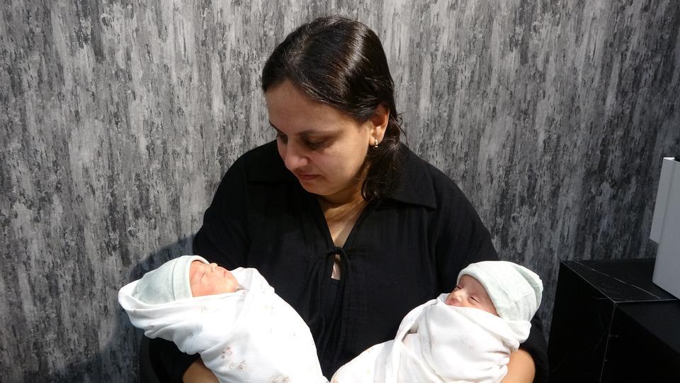 MİLYONDA BİR GÖRÜLEN DOĞUM OLAYI TRABZON'DA GERÇEKLEŞTİ GEBELİKTE DÜNYADA ÜÇÜNCÜ TÜP BEBEK VAKASI TRABZON'DA YAŞANDI, İKİ RAHMİNDEN İKİ BEBEK DÜNYAYA GELDİ İKİ RAHMİNDE BİRDEN GEBELİK YAŞAYAN ATAGÜN ÇİFTİ 6 YILLIK MÜCADELENİN ARDINDAN İKİZLERİNE TRABZON'DA KAVUŞTU