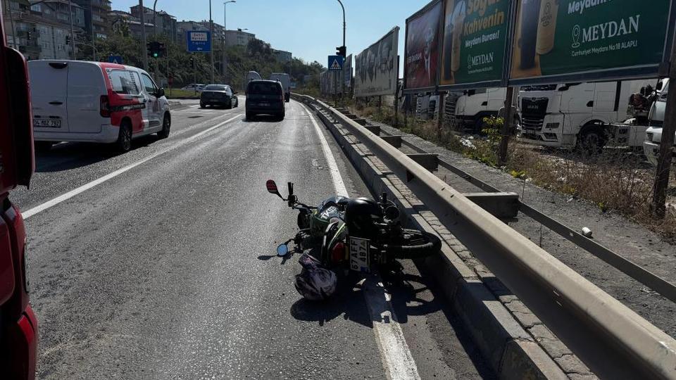 Otomobil sürücüsü motosiklete çarpıp kaçtı; 1 yaralı