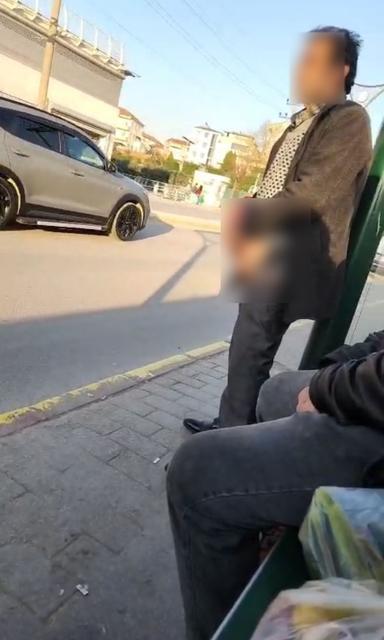 GENÇ KADIN DURAKTA TACİZCİYİ SANİYE SANİYE KAYDETTİ: "BEN HOVARDAYIM, HOVARDA" OTOBÜS DURAĞINDA GÜNDÜZ VAKTİ KABUSU YAŞADI "BANA 'HOVARDAYIM İŞTE' DEYİP KAHKAHA ATIYOR. SEVGİLİ ARADIĞINI SÖYLÜYOR, YÜZÜME BAKARAK CİNSEL ORGANIYLA OYNUYOR" "BENİM YÜZÜM, BEDENİM BİR BAŞKASININ ZEVK ARACI DEĞİL"