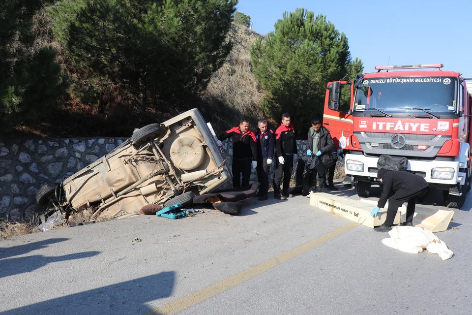 REFÜJÜ AŞAN OTOMOBİL, KARŞI ŞERİTTEKİ İSTİNAT DUVARINA ÇARPTI: 1 ÖLÜ, 1'İ AĞIR 2 YARALI