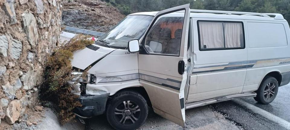 istinat duvarına çarpan aracın sürücüsü yaralandı