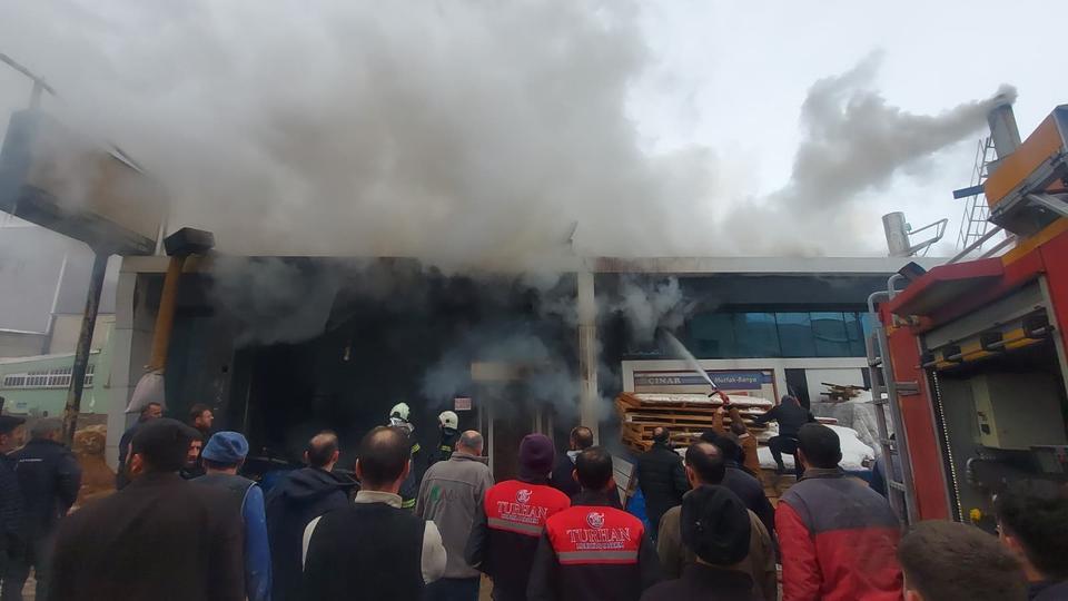 Sanayi sitesinde büyük yangın: 5 kişi hastaneye kaldırıldı