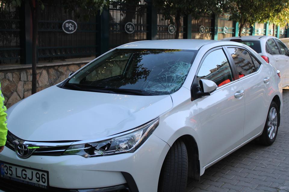 YOLUN KARŞISINA GEÇMEK İSTERKEN OTOMOBİLİN ÇARPTIĞI KADIN HAYATINI KAYBETTİ