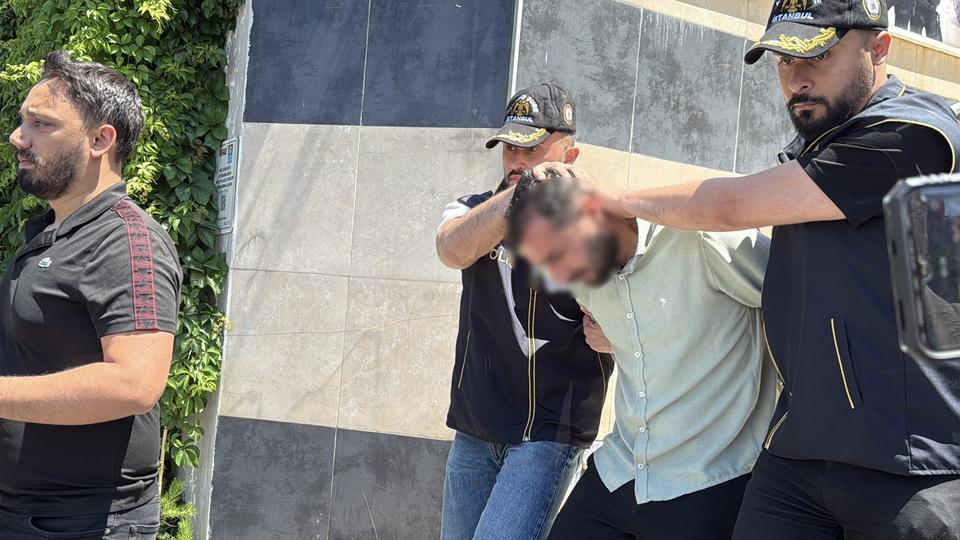 BAŞAKŞEHİR'DE BOŞ ARAZİDE TAŞLA ÖLDÜRÜLMÜŞ KADIN CİNAYETİNDE YENİ DETAYLAR ORTAYA ÇIKTI ŞÜPHELİ SUÇLAMALARI REDDETTİ, BOYNUNDAKİ ARBEDE İZLERİ KENDİSİNİ ELE VERDİ CİNAYET İTİRAFI: "BAŞINA TAŞLA VURDUM, ÖLMEYİNCE ELİME GEÇİRDİĞİM İPLE BOĞDUM" KADININ ÖLMEDEN ÖNCEKİ SON GÖRÜNTÜSÜ ORTAYA ÇIKTI