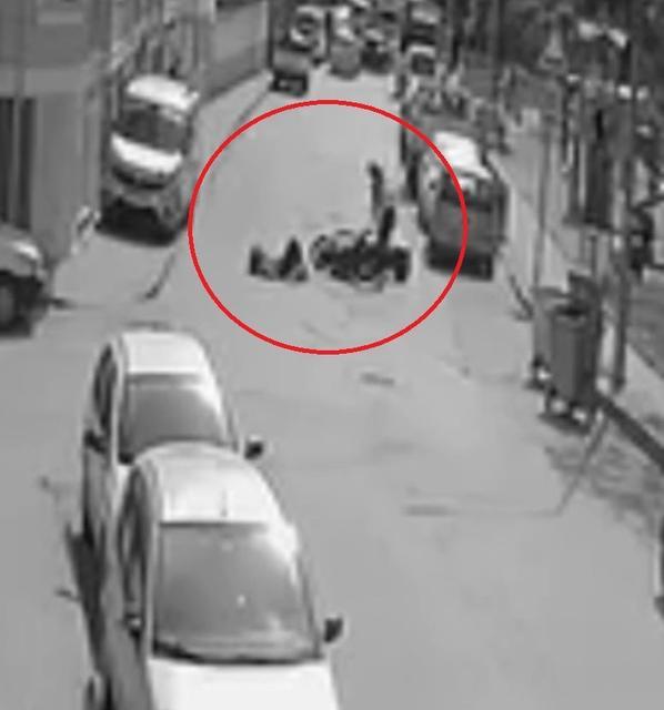KARŞIYA GEÇEN KADINA ÇARPTI, YARALIYI OLAY YERİNDE BIRAKIP KAÇTI BURSA'DA SEYİR HALİNDEKİ MOTOSİKLETLİ KARŞIYA GEÇEN KADINA BÖYLE ÇARPTI