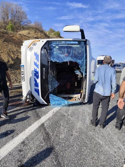 ELAZIĞ'DA YOLCU MİDİBÜSÜ KARŞI ŞERİDE GEÇEREK YAN YATTI: 25 YARALI