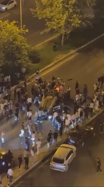 Araçların çarpıştığı kazada otomobil ters döndü: 3 yaralı