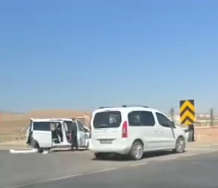 Otomobil ile hafif ticari araç çarpıştı: 3 yaralı