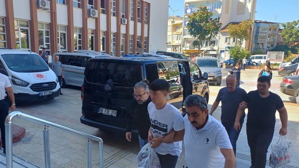 Aydın’da okul çevresinde pompalı tüfekle yakalanan şüpheliler adliyeye sevk edildi